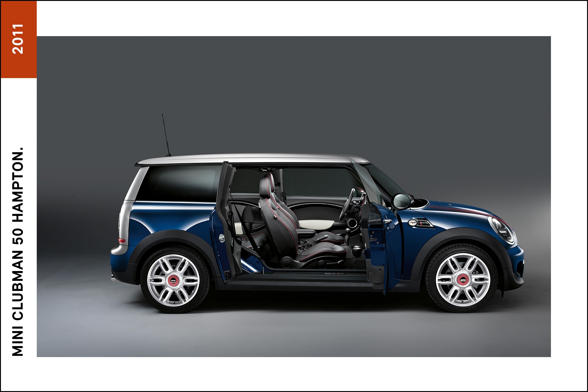 MINI Clubman 50 Hampton, de 2011, de perfil na cor azul e porta dianteira aberta.
